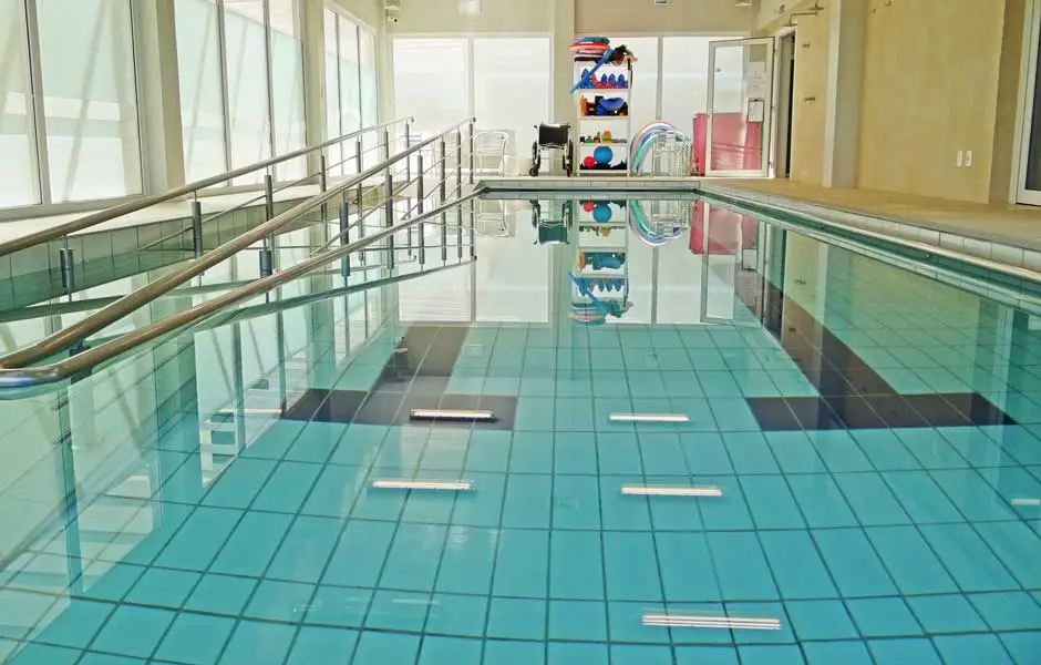 Piscina terapêutica aquecida do Serraville com barras de segurança em toda a extensão