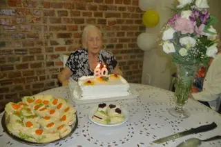 Dona Célia Tondolo Noro apagando as velinhas