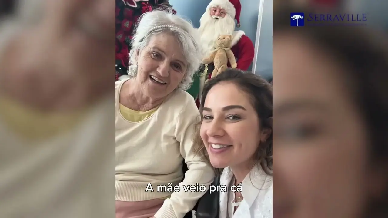 Paciente idosa sorrindo ao lado de profissional da equipe no Serraville, capa do vídeo de depoimento