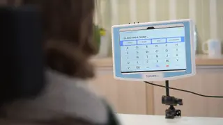 Tela do terminal de comunicação alternativa Conversia exibindo a frase Eu amo minha família, escrita por paciente em reabilitação no Serraville