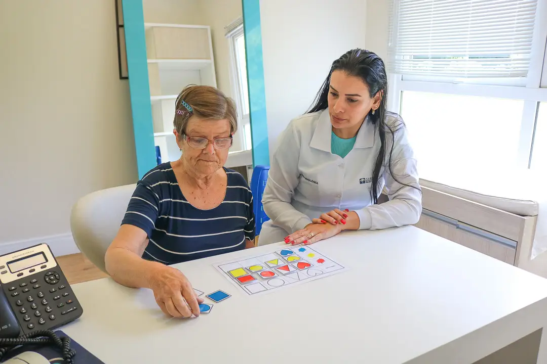 Sessão de estimulação cognitiva com pessoa idosa em reabilitação para demência no Serraville