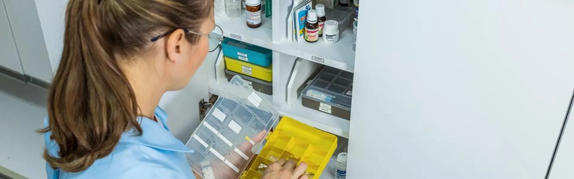 Equipe de enfermagem da Clínica Serraville preparando medicações e insumos para o cuidado em reabilitação pós-operatória