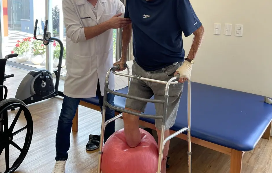 Treino de marcha com apoio de fisioterapeuta na reabilitação pós-operatória da Clínica Serraville