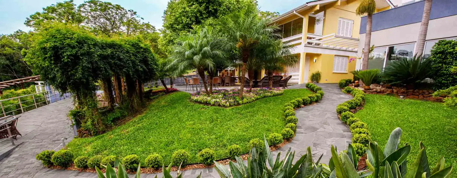 Jardim e prédio da clínica Serraville