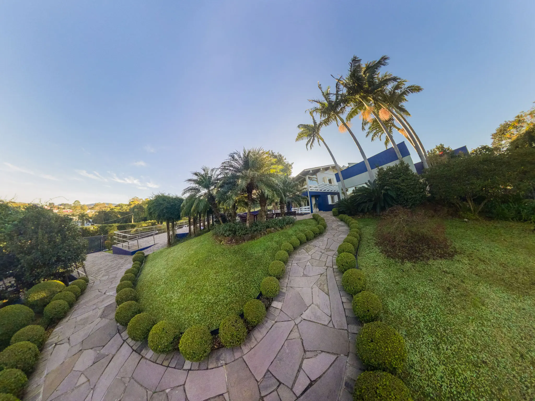 Jardins e caminhos externos integrados à clínica