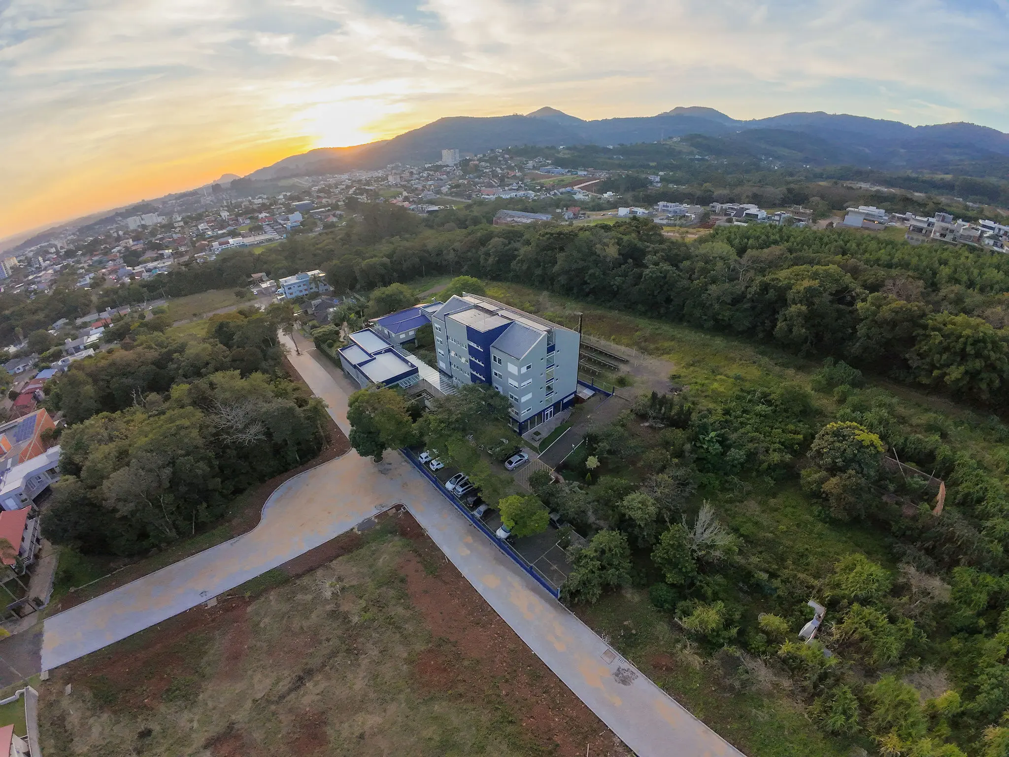 Vista aérea do Serraville com áreas verdes e entorno