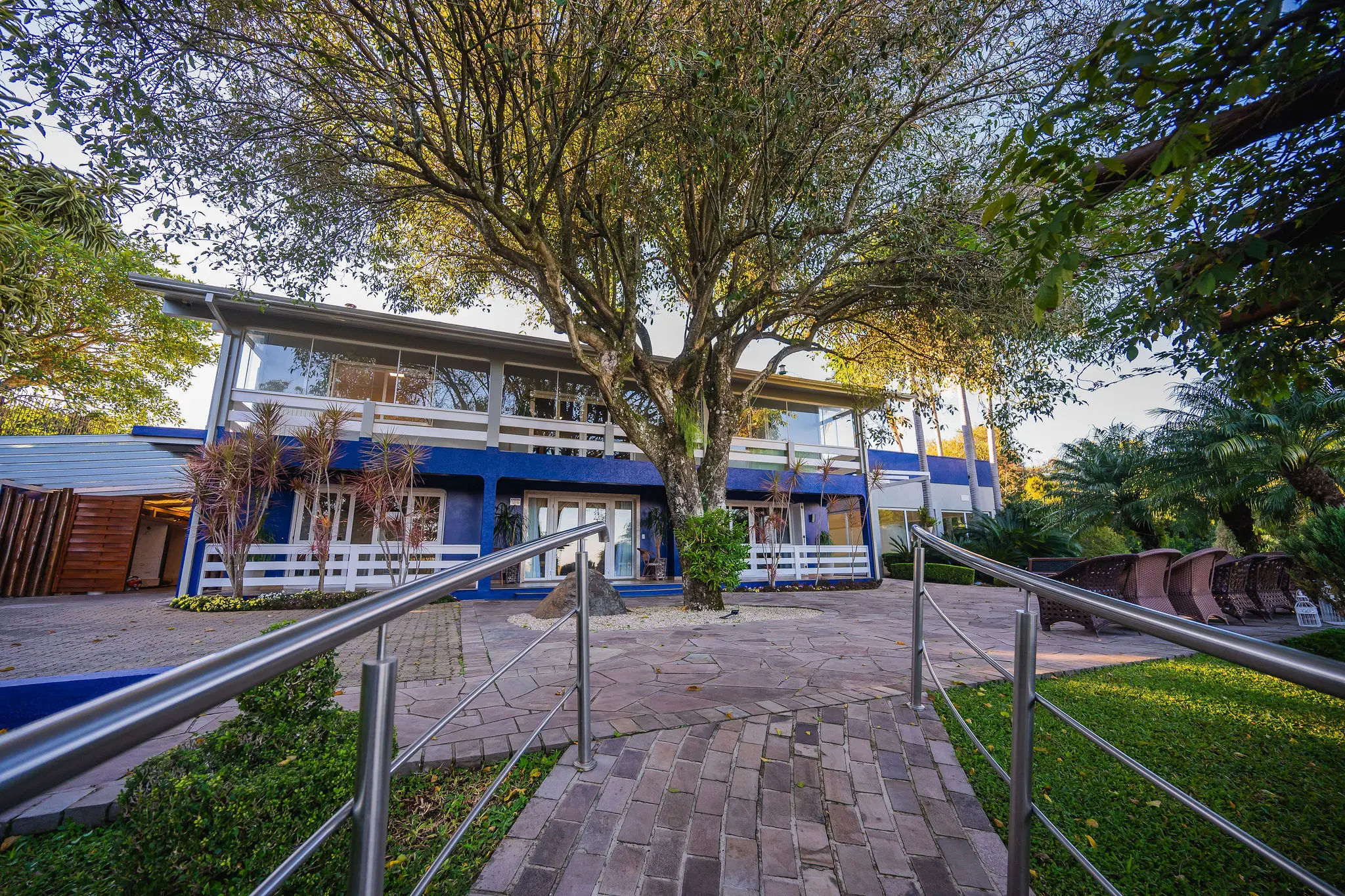 Jardim principal com caminhos e bancos no Serraville