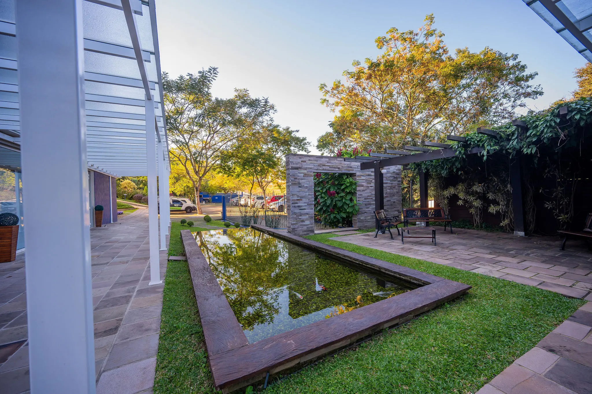 Lago externo com jardim e pergolado