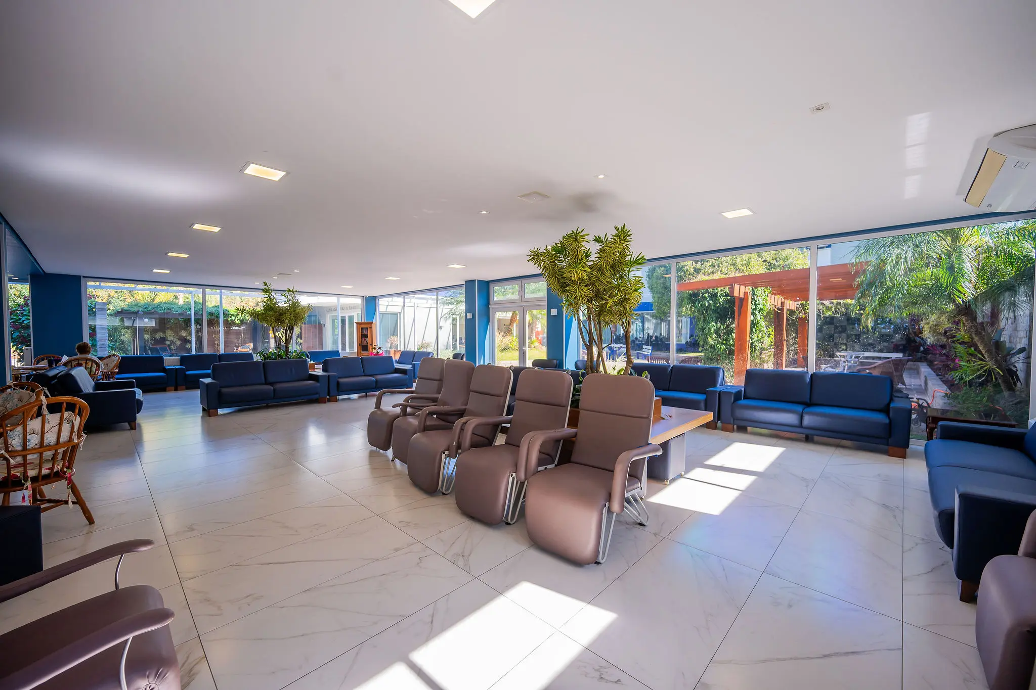 Sala de convivência ampla com poltronas