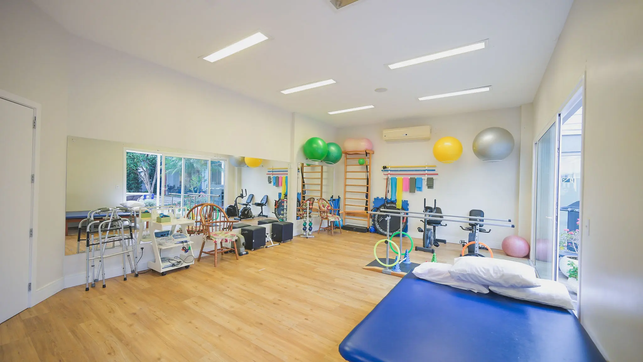 Sala de reabilitação com equipamentos de fisioterapia
