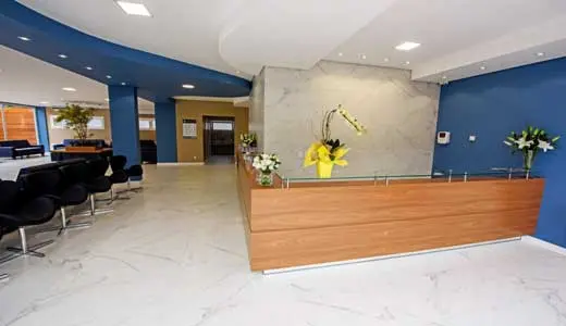 Recepção do Serraville com balcão de atendimento e área de espera