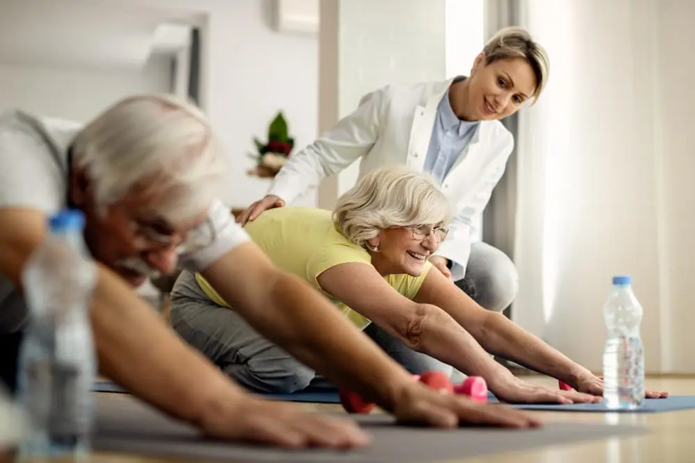 Fisioterapia geriátrica para treino de equilíbrio e prevenção de quedas.