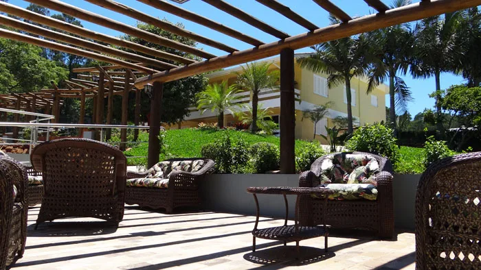 Jardim e sala de estar Serraville