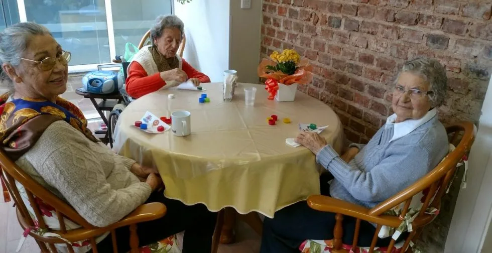 Idosos jogando bingo