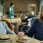 Idosos em aula de culinária no residencial