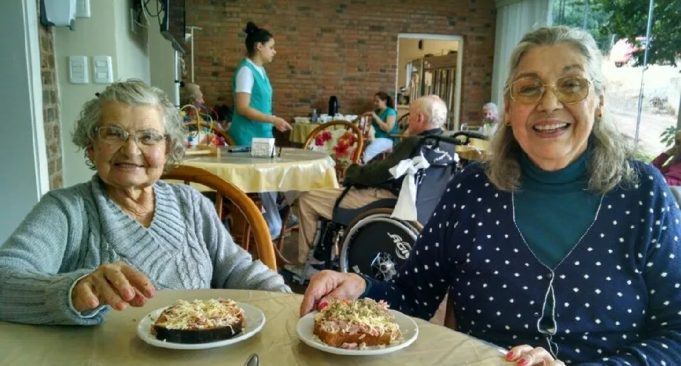 Idosos em aula de culinária no residencial
