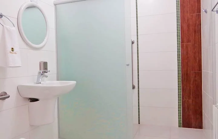 Banheiros amplos e acessiveis