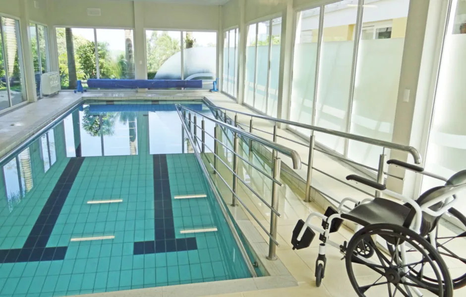Acessibilidade geriátrica à piscina