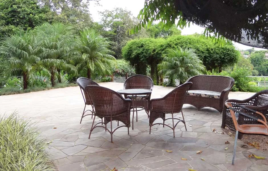 Mesas e Cadeiras sob Jambolão