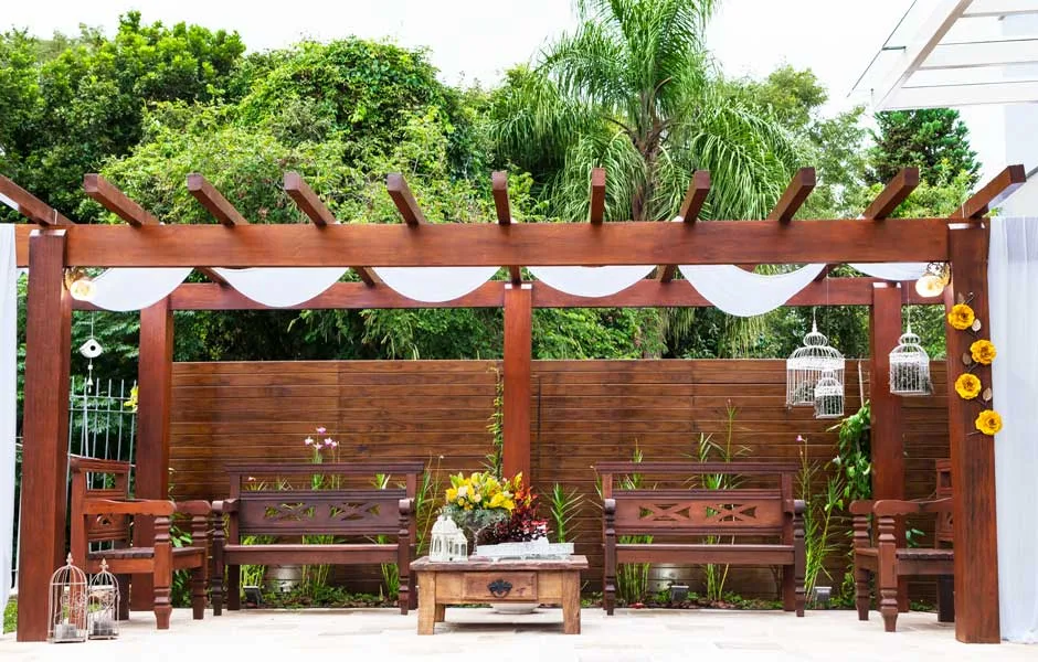 Pergolado com mesas e cadeiras