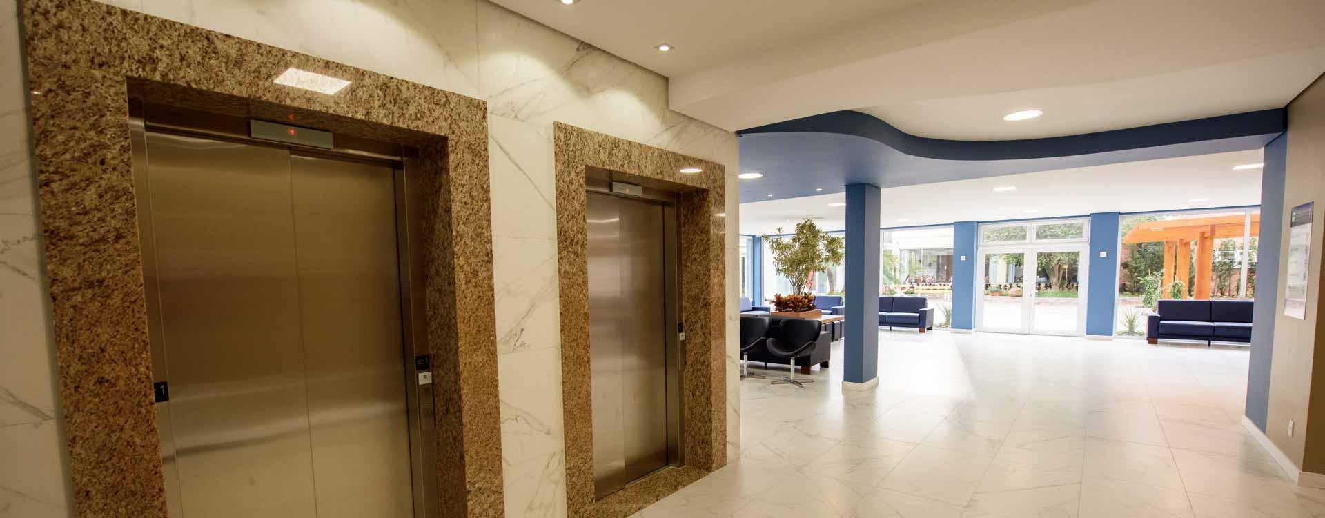 Elevadores para acessibilidade (maca e cadeira de rodas)