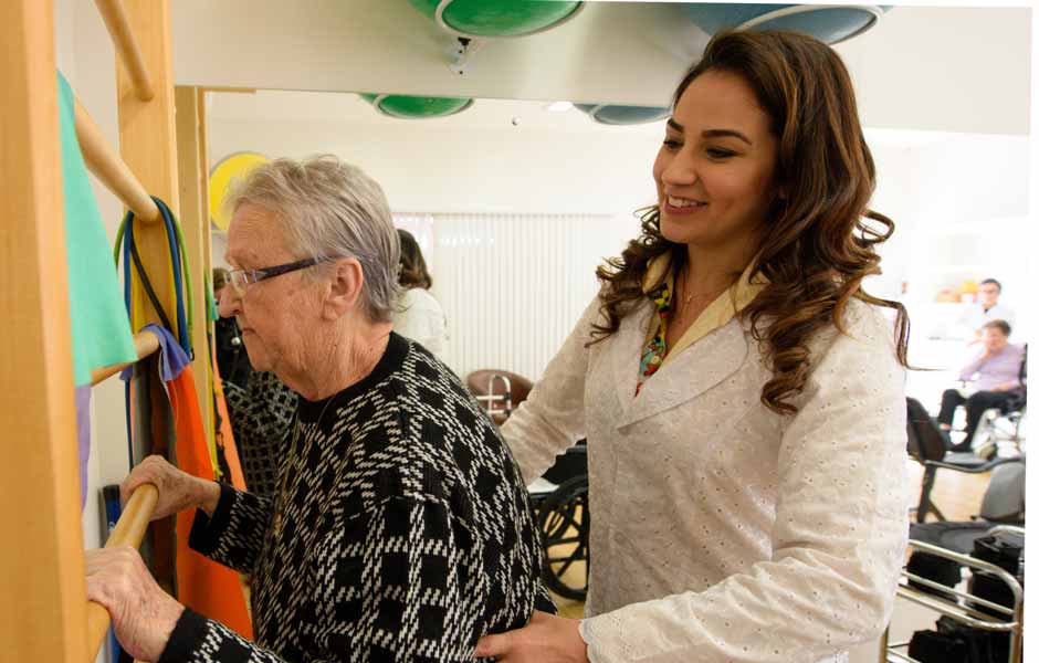 Dra. Milena e paciente Fisioterapia de reabilitação geriatrica