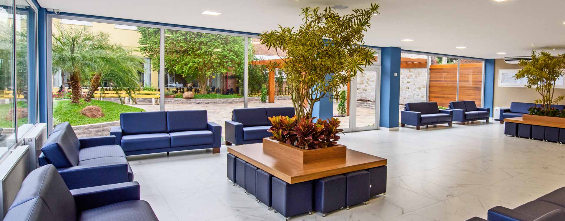 Sala de espera moderna e aconchegante.