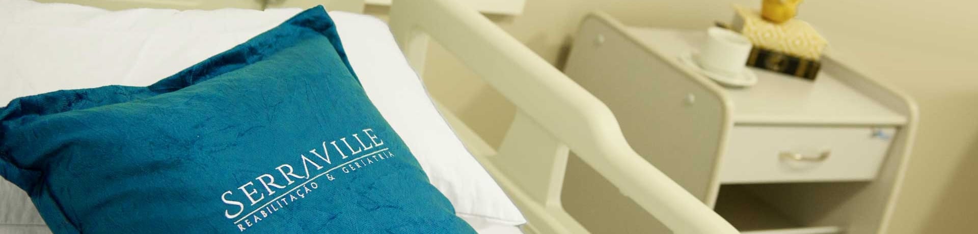 Acomodações Clínica Geriátrica Cama e mesa em quarto privativo