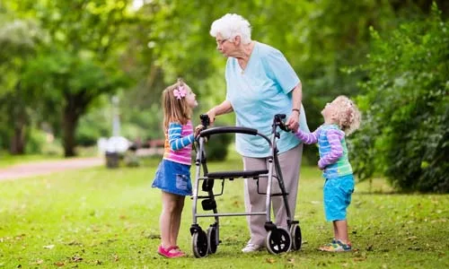 Idosa com netos no pátio
