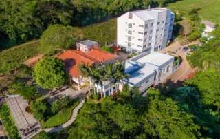 Vista aérea da clínica Serraville