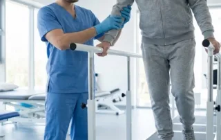 Foto realista de reabilitação pós-AVC mostrando paciente em treino funcional assistido por profissional de saúde